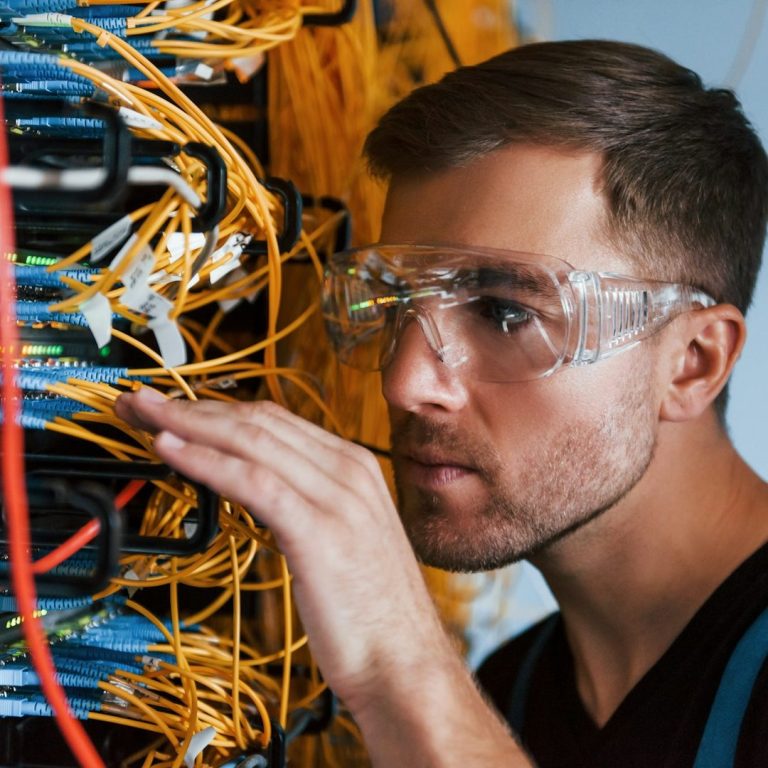 Flugsicherungstechniker bei der Arbeit