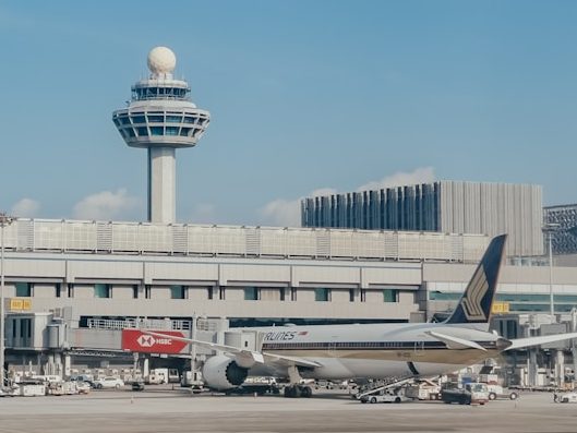 Flughafen mit Flugzeug und Tower
